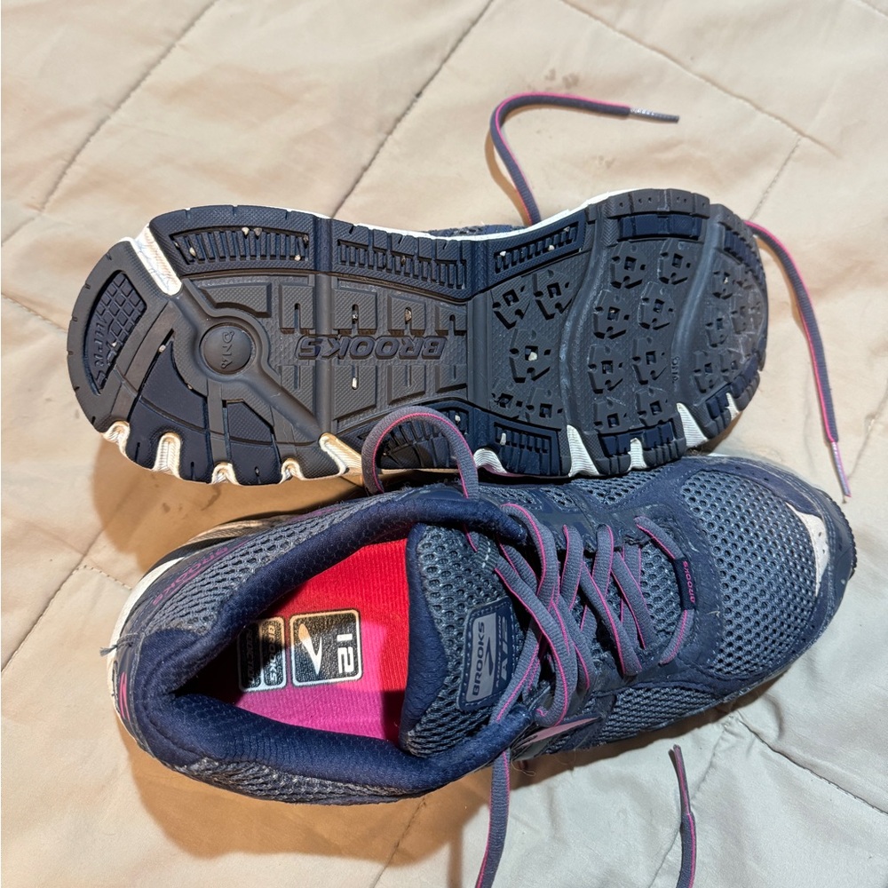 Brooks Size 10 women’s sneakers